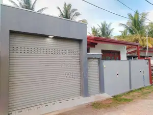 පදිංචි නොමෑති ණවමාදිලියේ ළස්සන තනි මහල් නිවසක් විකිනිමට පොල්ගස්ඕවිට .