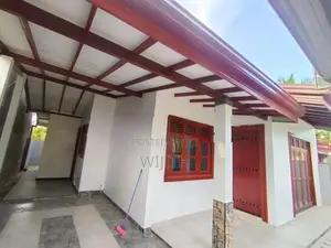 පදිංචි නොමෑති ණවමාදිලියේ ළස්සන තනි මහල් නිවසක් විකිනිමට පොල්ගස්ඕවිට .