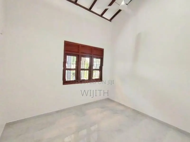 පදිංචි නොමෑති ණවමාදිලියේ ළස්සන තනි මහල් නිවසක් විකිනිමට පොල්ගස්ඕවිට .