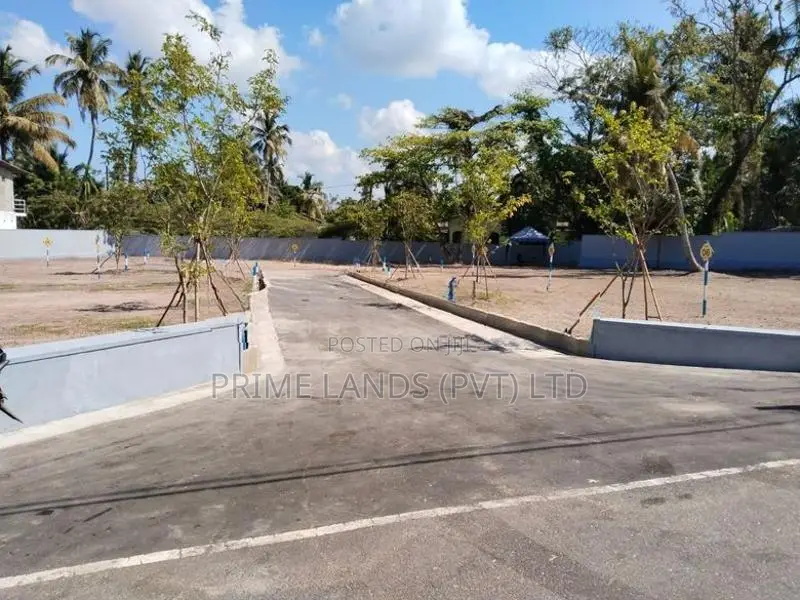 කුරණ ,සුදර්ශන මාවතෙන් බිම්කොටස් මීගමුව පාරට මීටර් 300