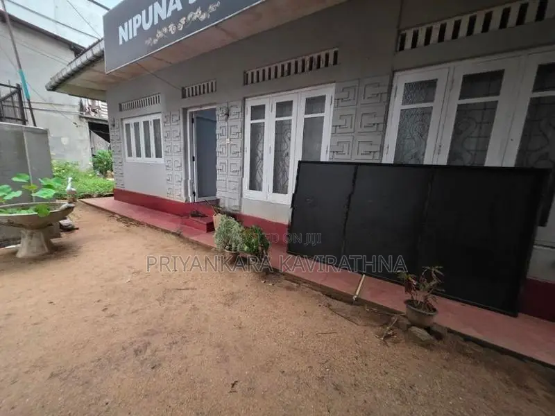 Galle Road Facing / 25 Perch House For Sale in Kalutara