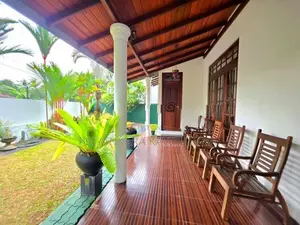 අලංකාර මිදුලක් සහිත පර්චස් 16.8 ක නිවස විකිනීමට - මත්තෙගොඩ