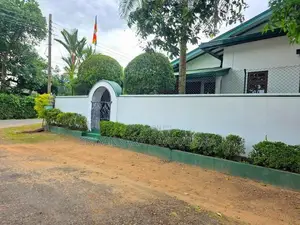 අලංකාර මිදුලක් සහිත පර්චස් 16.8 ක නිවස විකිනීමට - මත්තෙගොඩ