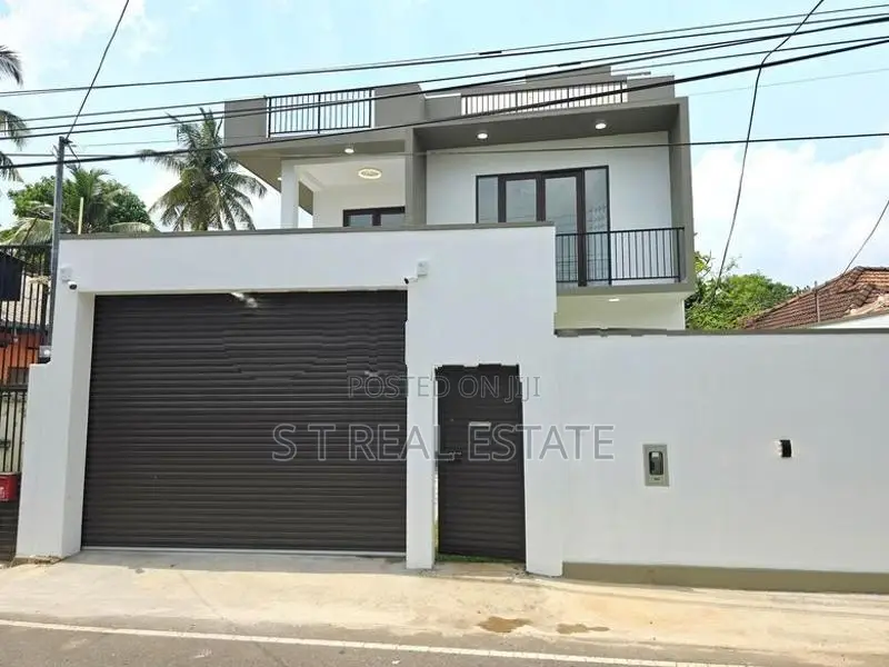 B/new Luxury 3 Storey House for Sale in Kottawa