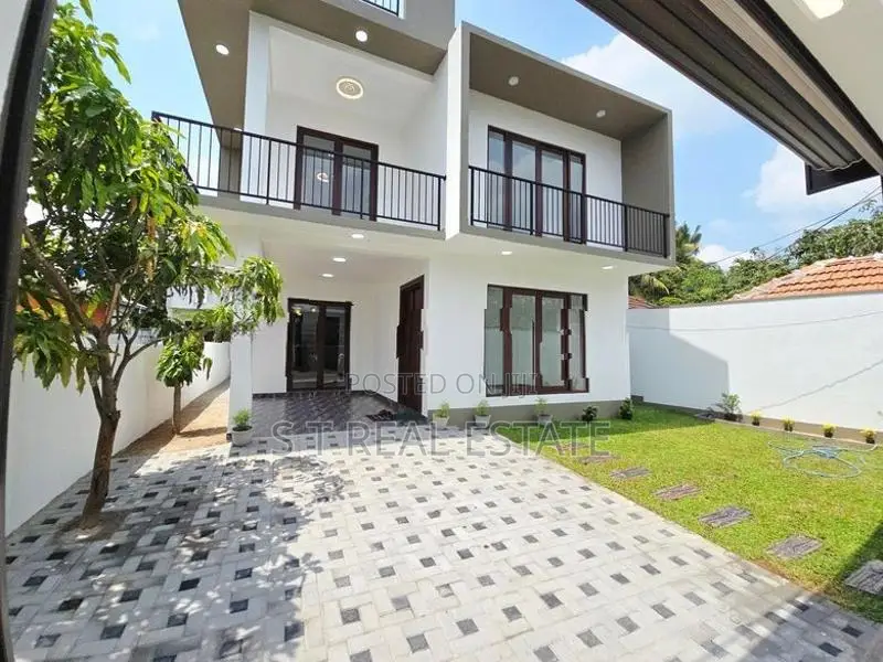B/new Luxury 3 Storey House for Sale in Kottawa