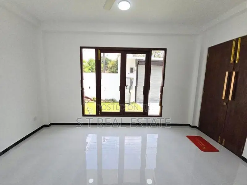 B/new Luxury 3 Storey House for Sale in Kottawa