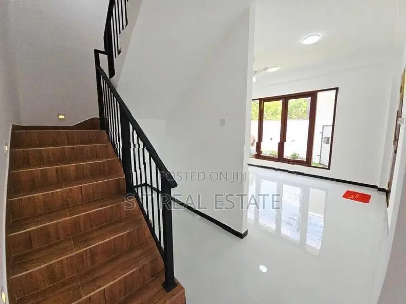 B/new Luxury 3 Storey House for Sale in Kottawa