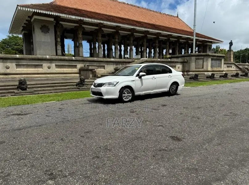 Toyota Axio Hybrid 2013