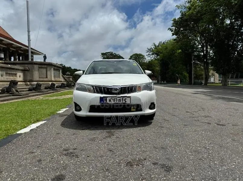 Toyota Axio Hybrid 2013