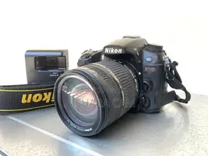 Nikon D7000 DSLR with 300mm lens