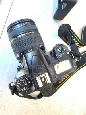 Nikon D7000 DSLR with 300mm lens