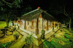 Restaurant with 8 rooms and 10 tables (40 p land)in Embilipitiya(bwi73