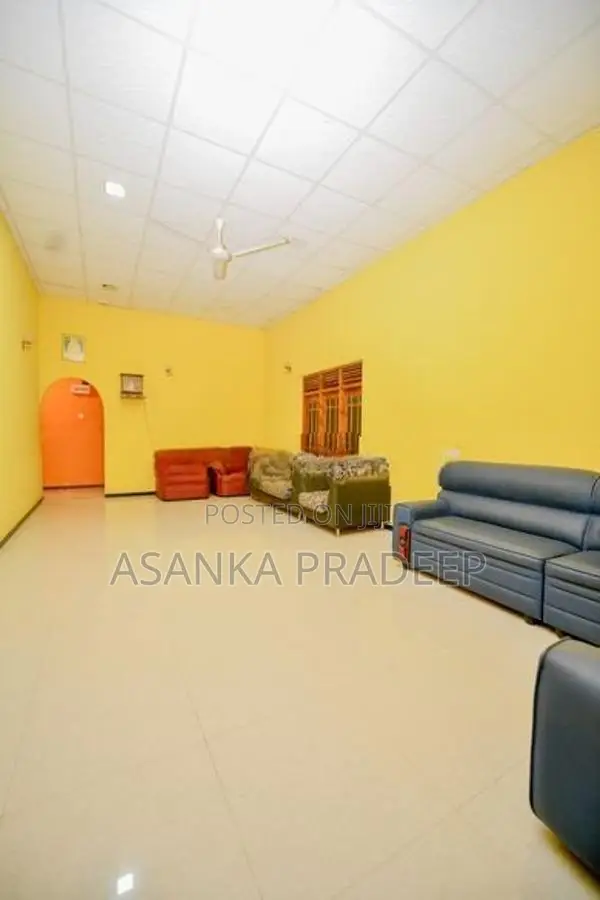 Restaurant with 8 rooms and 10 tables (40 p land)in Embilipitiya(bwi73