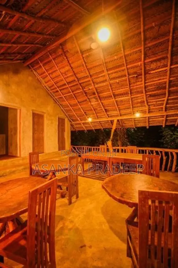 Restaurant with 8 rooms and 10 tables (40 p land)in Embilipitiya(bwi73