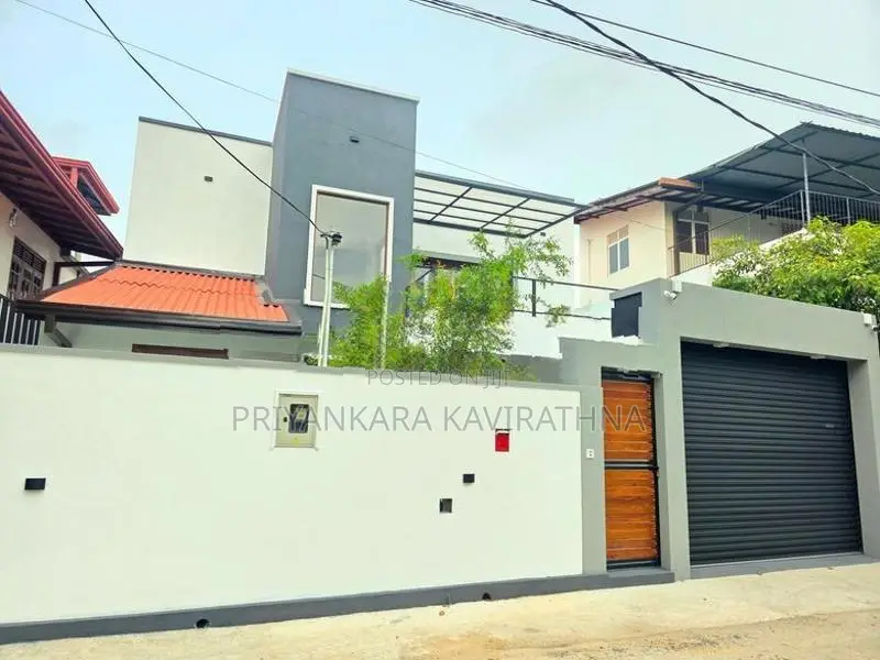 පිලියන්දලින් වෙනස්ම නිමාවකින් යුත් සුකෝපබෝගී දෙමහල් නිවස විකිනීමට