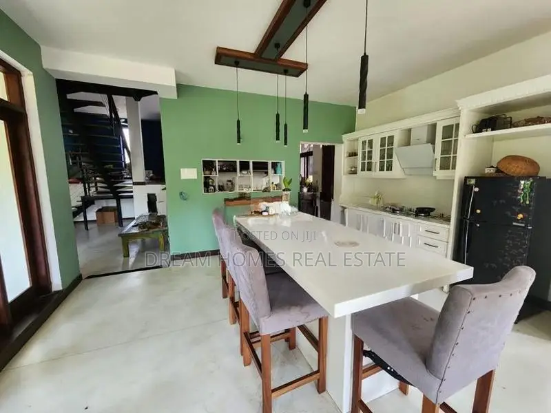 22 perches Four-Bedroom House in Thalawathugoda, Hokandara