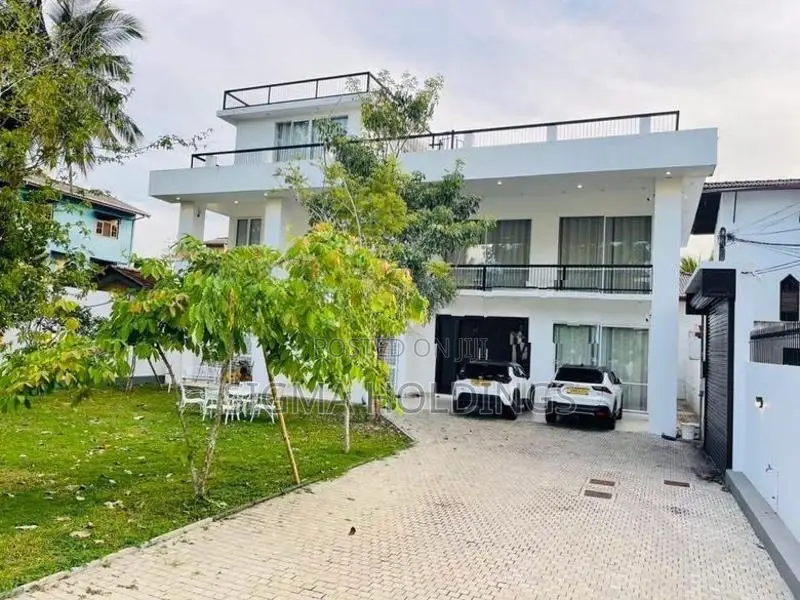 Piliyandala Super Luxury 3 Storied Spaces Elegant House
