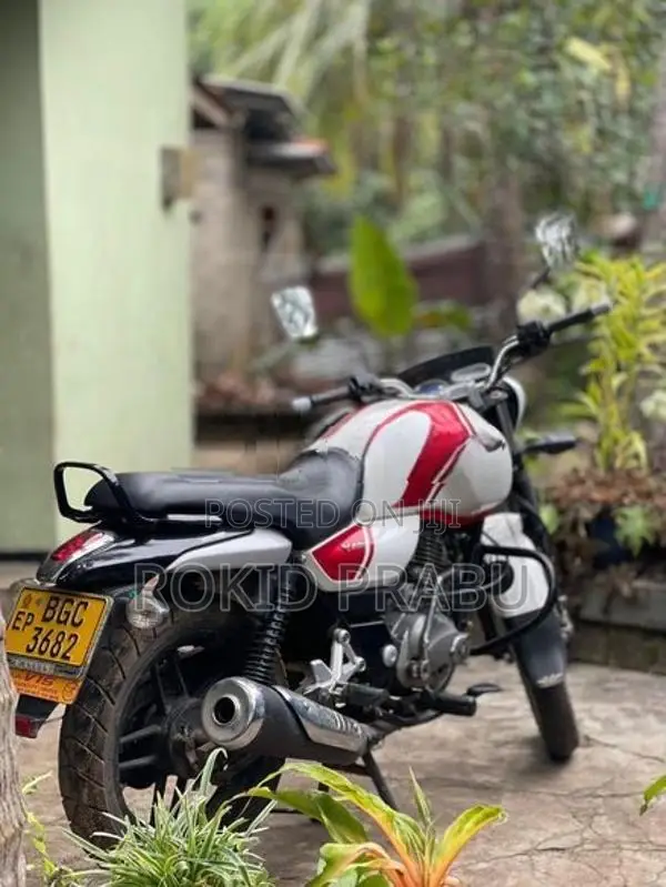 Bajaj V15 2016