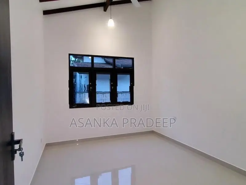 අලුතෙන්ම ඉදිකල සුඛෝපභෝගී තනිමහල් නිවසක් කොට්ටාව අදිවේගී පිවිසුම(n-#uk-