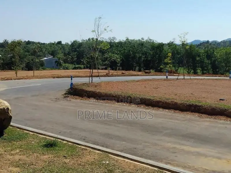 නාගොඩ හංදියට ලගින්ම බිම් කොටස්