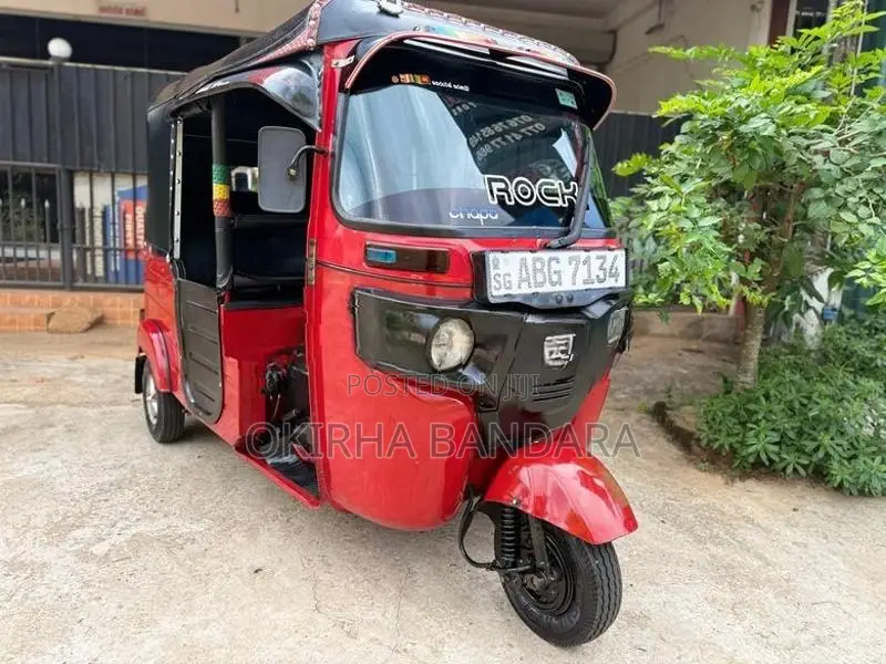 Bajaj RE 205 2015