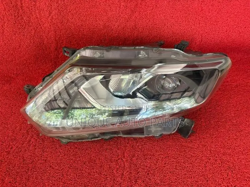 Nissan X-Trail Head Light