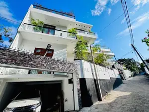 Modern 4 Bedroom House with Swimming Pool in Palawatta