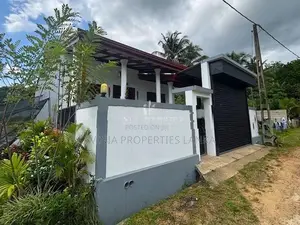 3 Bedroom House with Garden for sale in Homagama MIKE0001