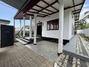 3 Bedroom House with Garden for sale in Homagama MIKE0001