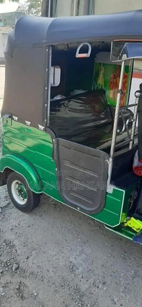 Bajaj RE 2011