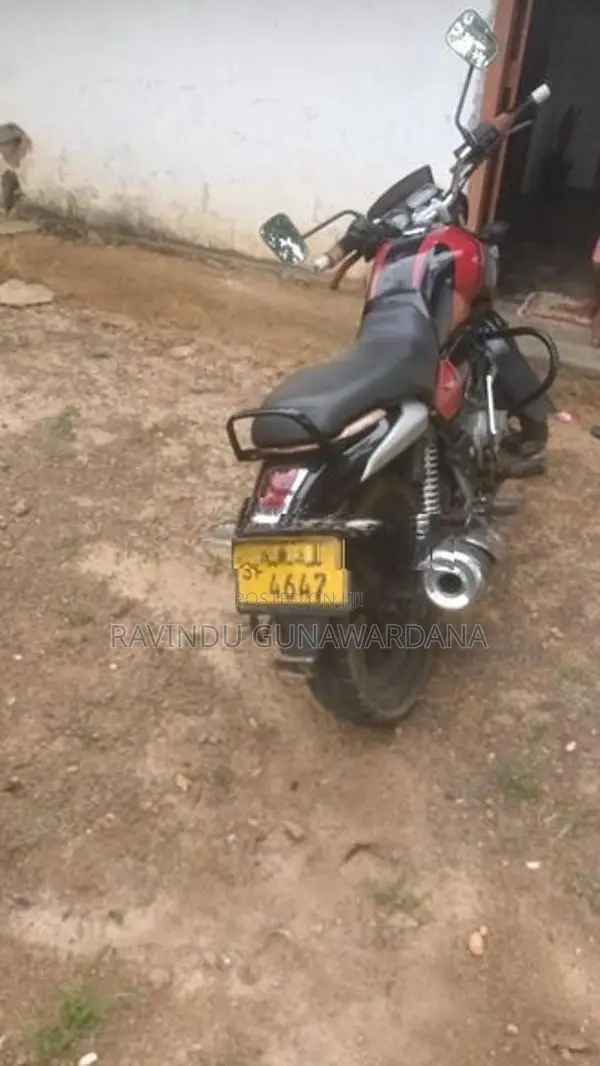 Bajaj V15 2016