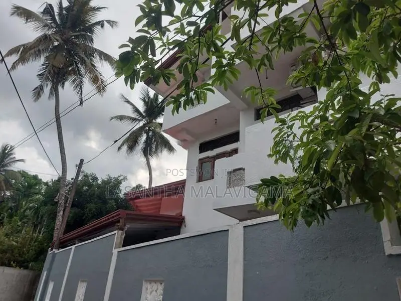 3 Storey House for sale in Athurugiriya