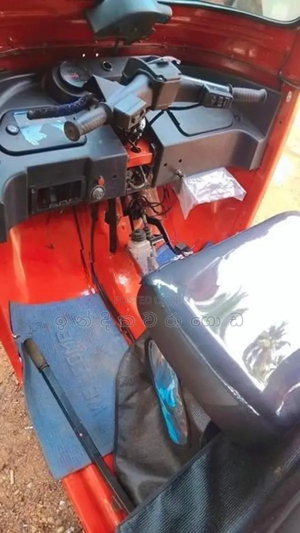 Bajaj RE 205 2011