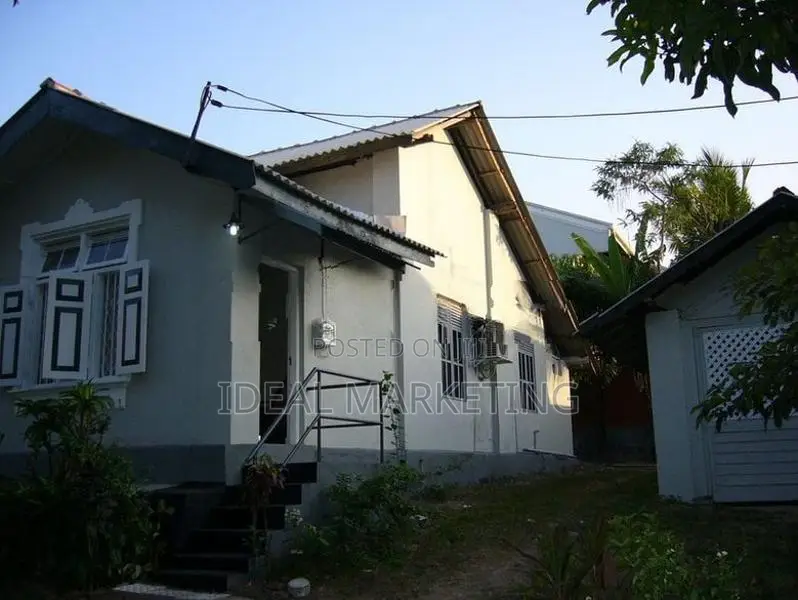 7 Bedroom Colonial House for Sale - Nugegoda (EM473)