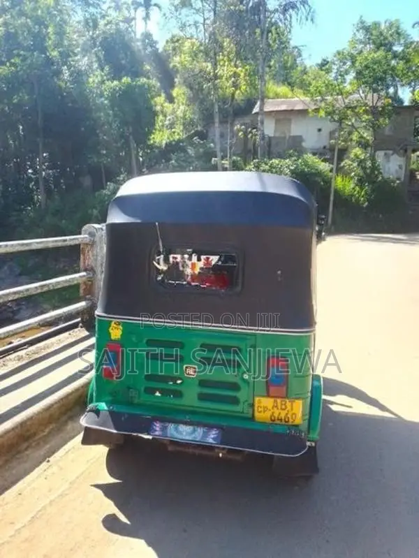 Bajaj RE 2017