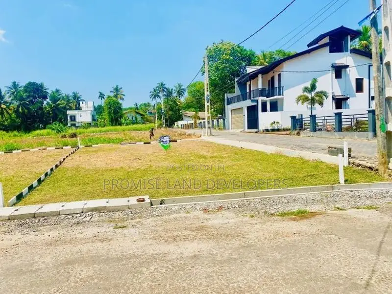 main rd facing land for sale in athurugiriya H37