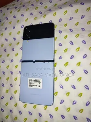 Samsung Galaxy Z Flip (Used)