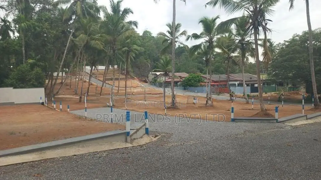 වෑබඩ නුවරපාර ට 2.5 km දුරින් බිම්කොටස් කඩවත