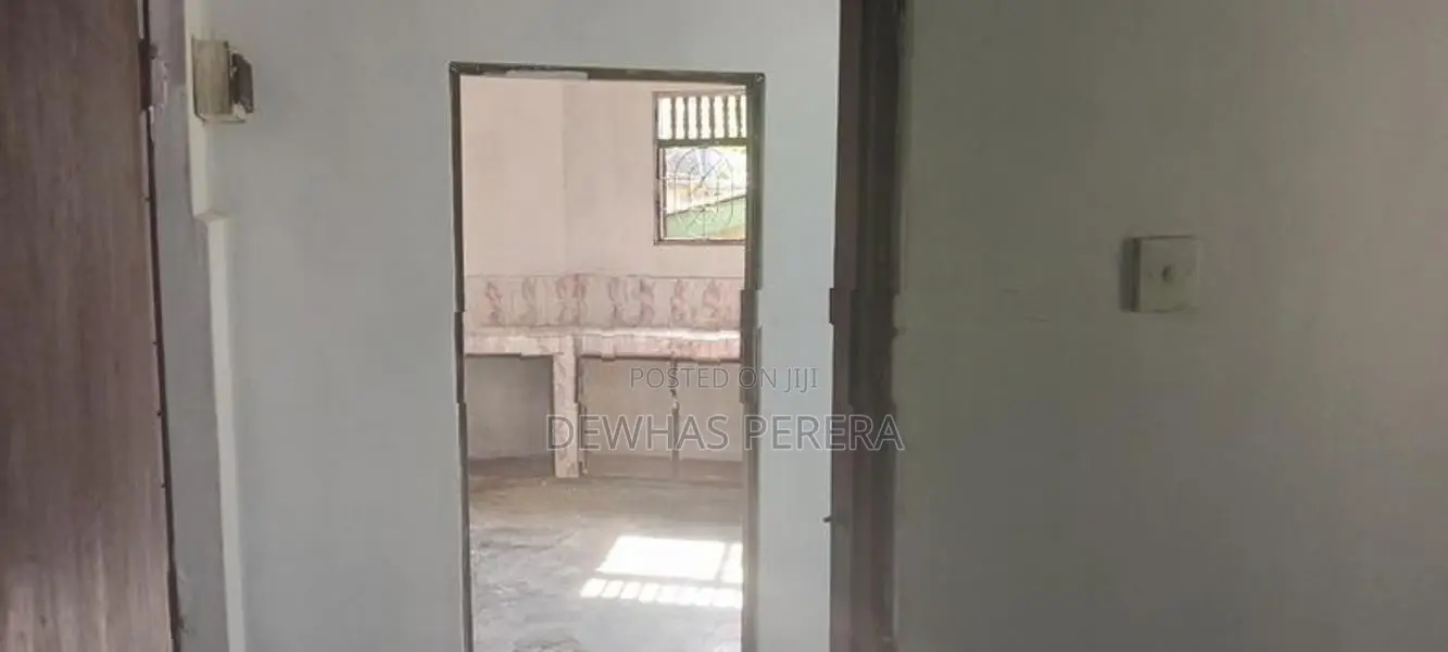 House sale delgoda kiribathgoda road mawaramandiya