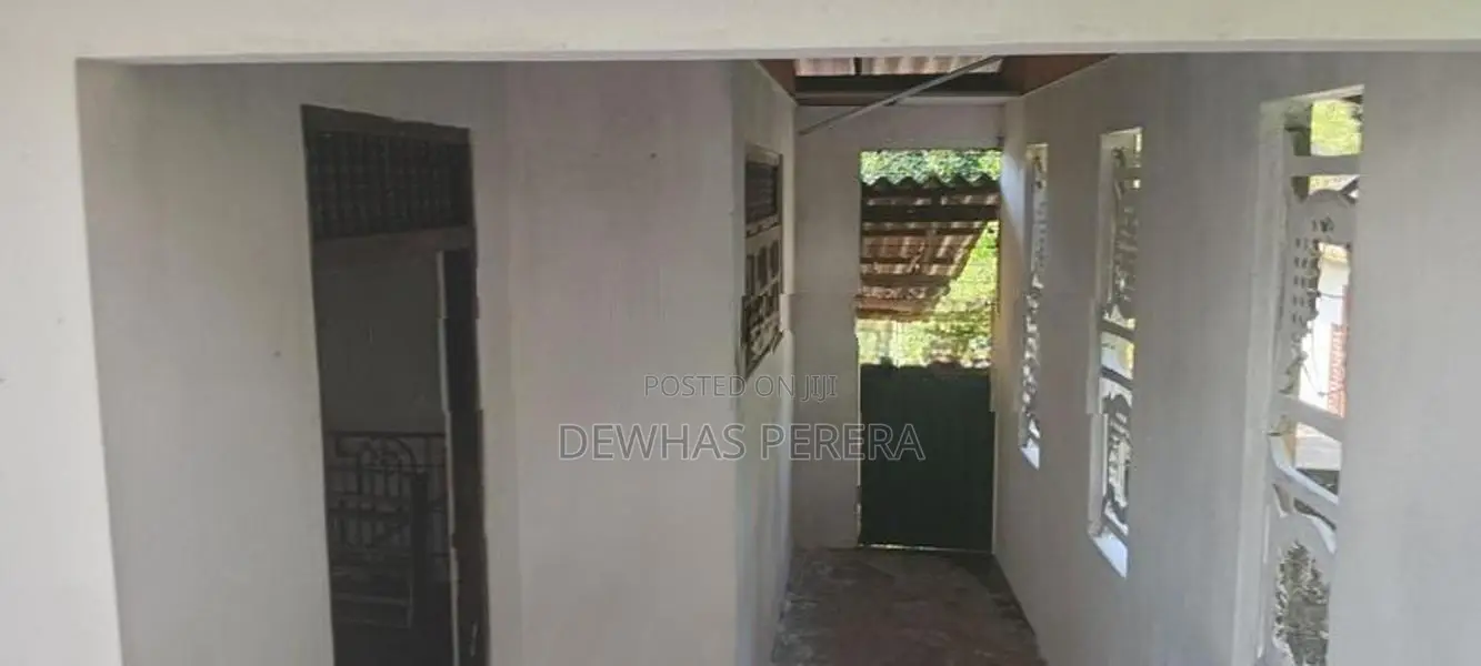 House sale delgoda kiribathgoda road mawaramandiya