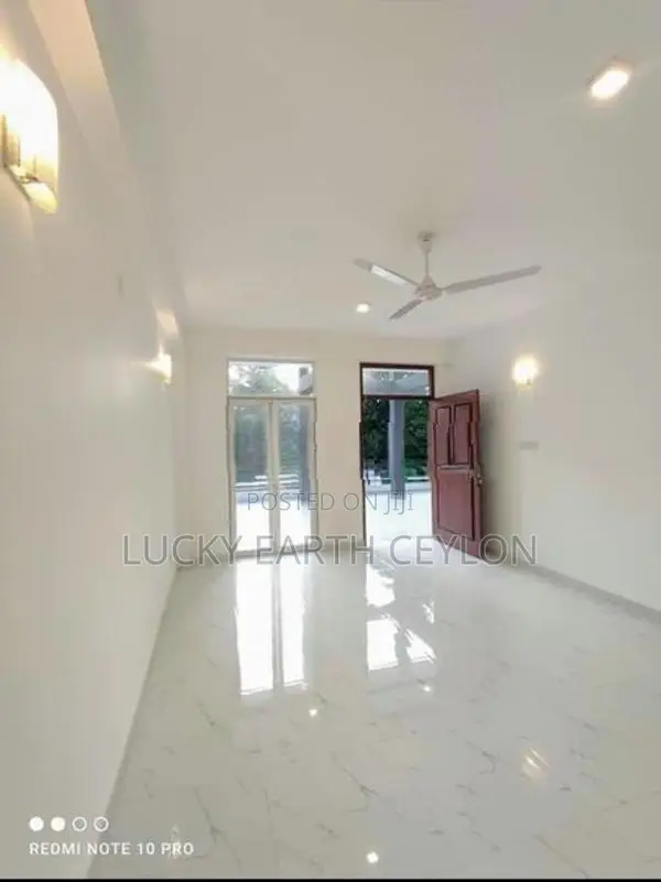 Battarmulla, Unfurnished, 3 Story House For Rent (MG1316)