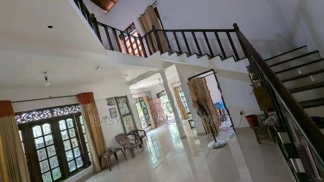 මුල්ලේරියාවෙන් අගනා දෙමහල් නිවසක්