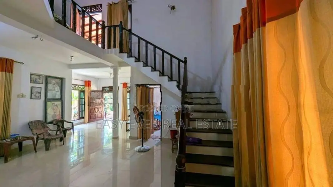 මුල්ලේරියාවෙන් අගනා දෙමහල් නිවසක්