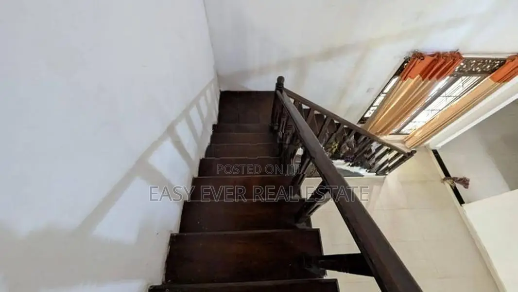 මුල්ලේරියාවෙන් අගනා දෙමහල් නිවසක්