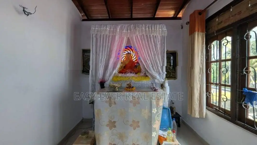 මුල්ලේරියාවෙන් අගනා දෙමහල් නිවසක්