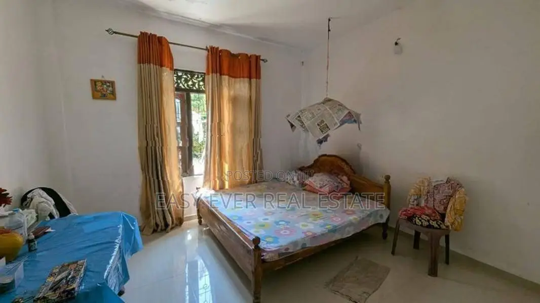 මුල්ලේරියාවෙන් අගනා දෙමහල් නිවසක්
