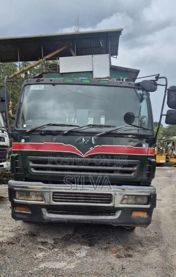Isuzu Boom Truck 2001