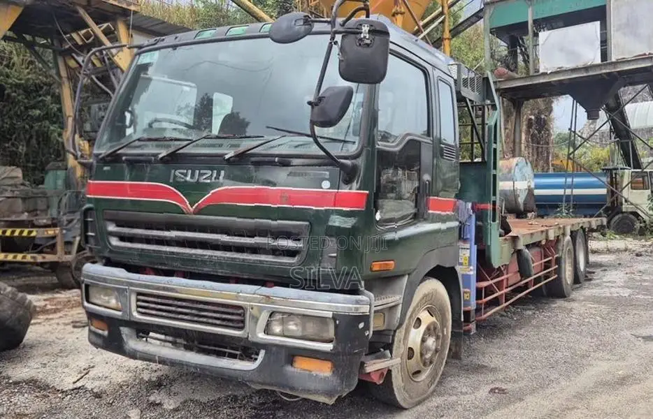 Isuzu Boom Truck 2001