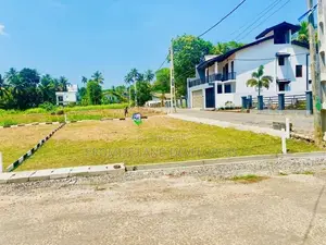 අධිවේගී මාර්ගයට ළඟින්ම ප්‍රධාන පාරට මුහුණලා ව්‍යාපාරික බිම් කොටසක්. H3