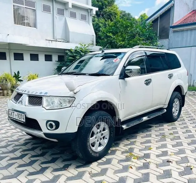 Mitsubishi Montero 2012